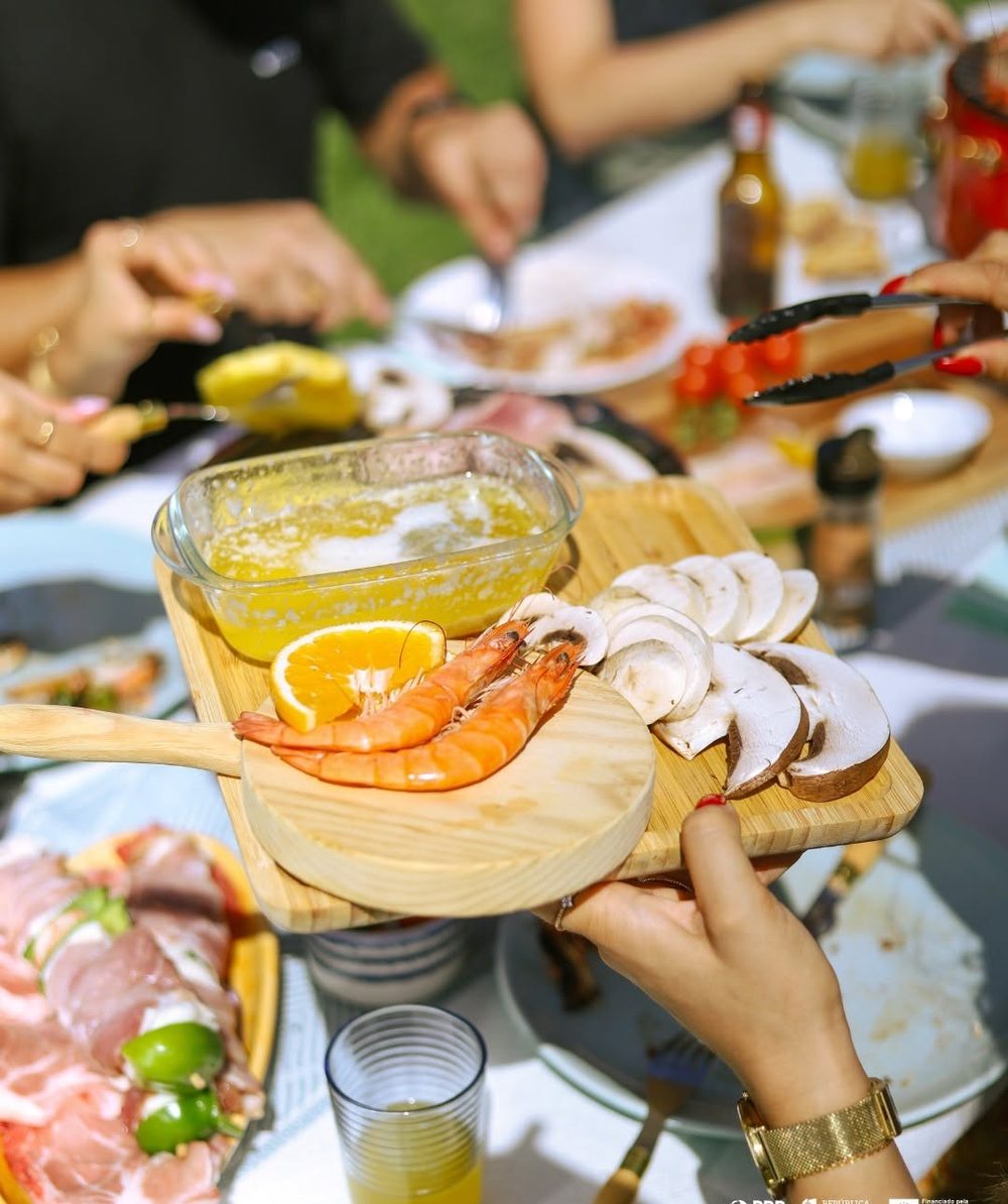 Plateau de fruits de mer et champignons prêts à griller