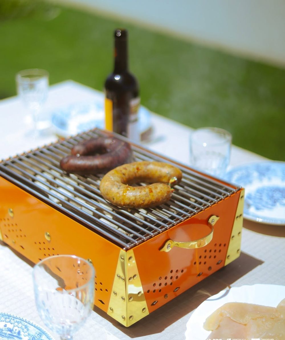 Saucisses grillées sur une table de jardin avec vin