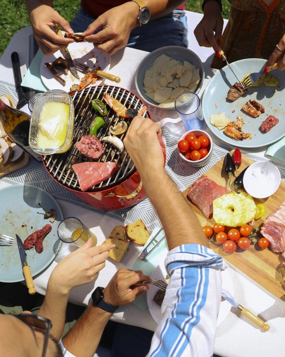 Vue de dessus d'une table dressée avec brochettes et légumes frais