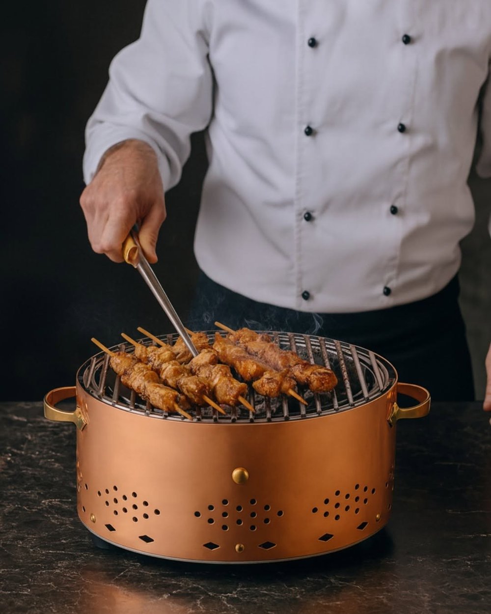 Chef cuisinier faisant griller des brochettes