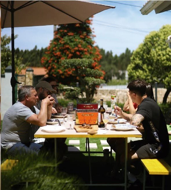 Amis attablés en terrasse sous un parasol